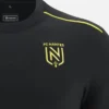 FC Nantes 2025/26 Reisehemd für Erwachsene im Athleisure-Stil FC Nantes 2025/26 Reisehemd für Erwachsene im Athleisure-Stil
