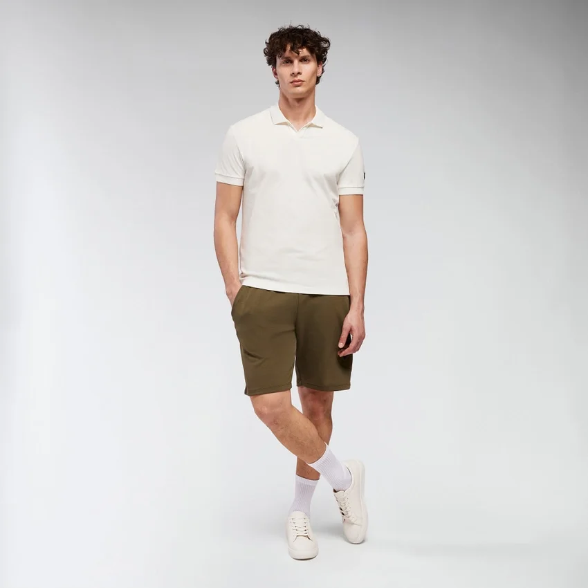 Strahlendes Poloshirt mit Stehkragen Strahlendes Poloshirt mit Stehkragen