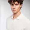 Strahlendes Poloshirt mit Stehkragen Strahlendes Poloshirt mit Stehkragen