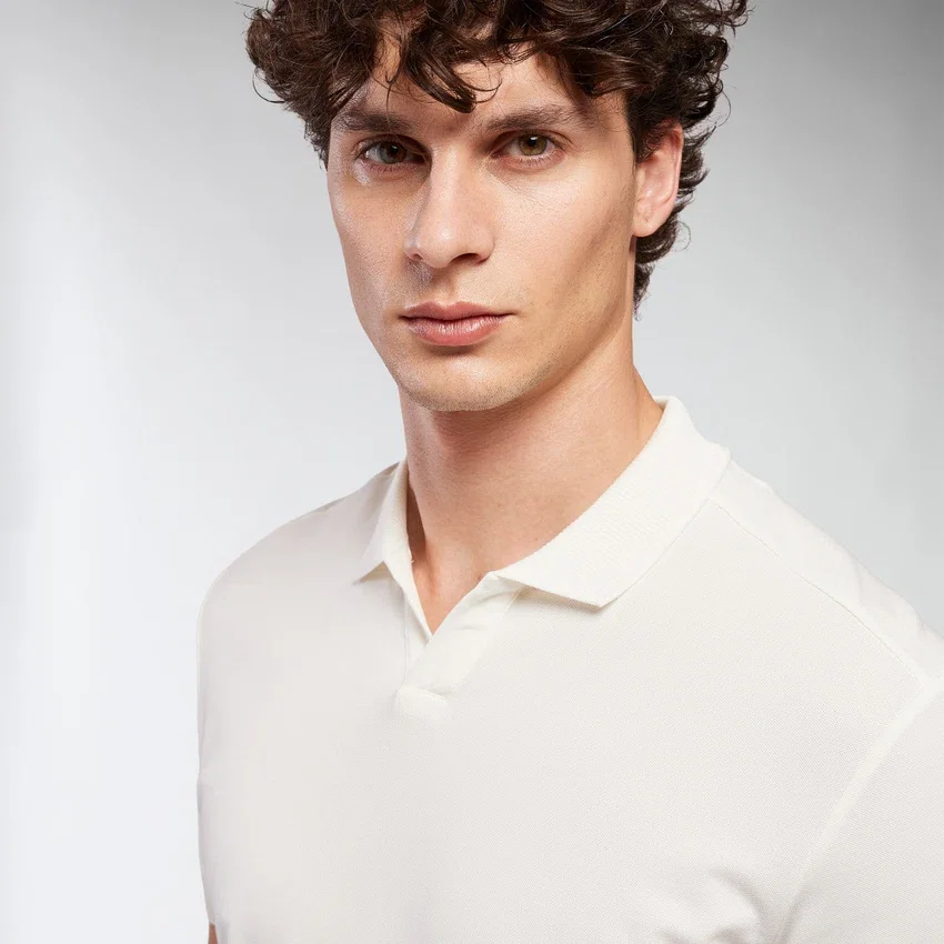Strahlendes Poloshirt mit Stehkragen Strahlendes Poloshirt mit Stehkragen