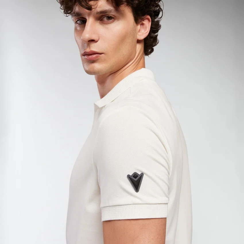 Strahlendes Poloshirt mit Stehkragen Strahlendes Poloshirt mit Stehkragen