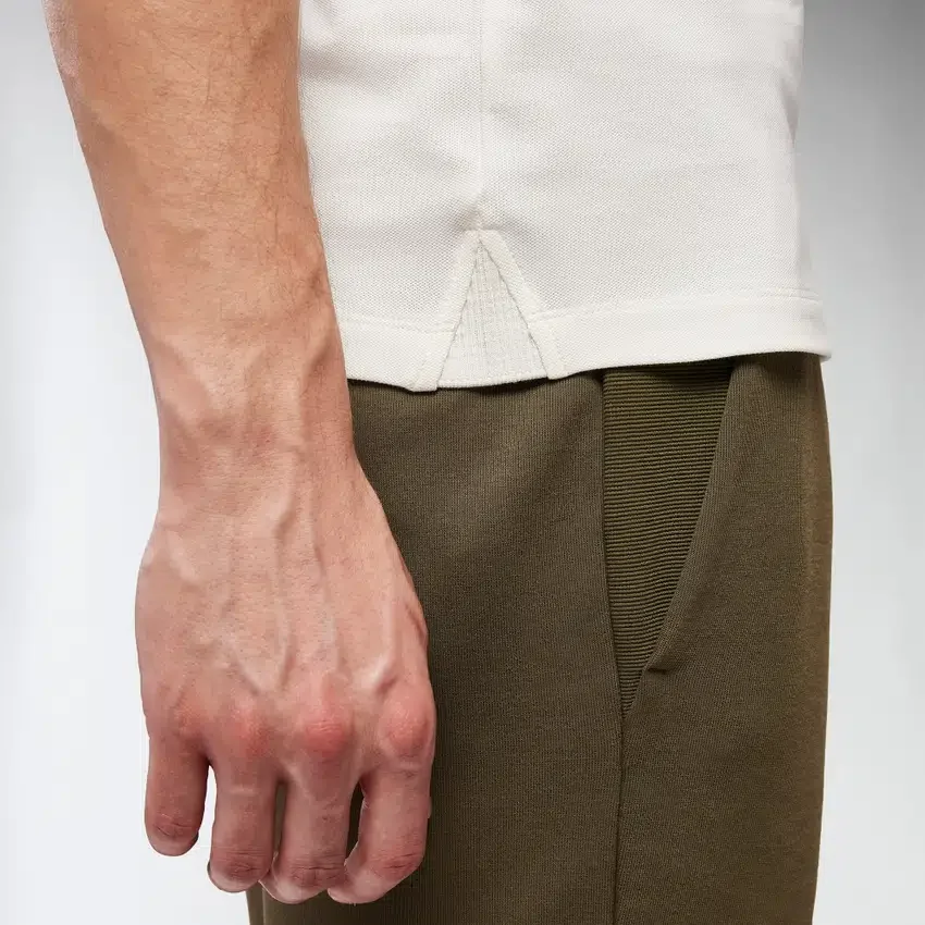 Strahlendes Poloshirt mit Stehkragen Strahlendes Poloshirt mit Stehkragen